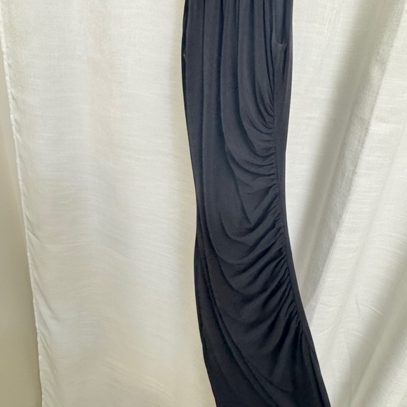 Elegant Black Sleeveless Dress - Picture 5 of 11